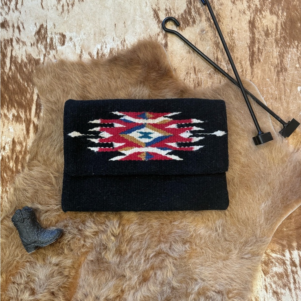 Saddle blanket clutch